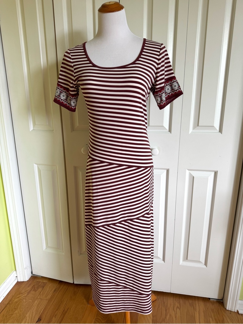 STUDIO M White/Burgundy Striped Long Dress M EUC
